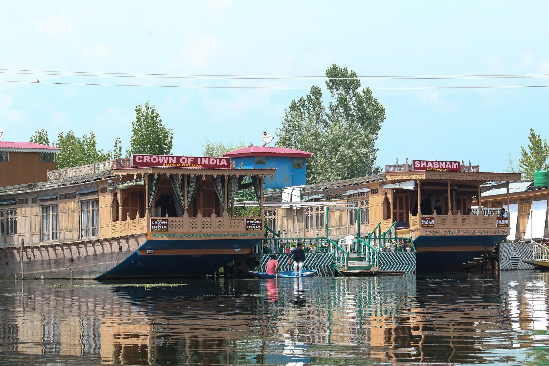 Wide view of Dal Lake with the Zabarwan hills behind